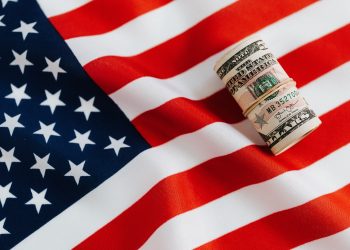 Dólares sobre bandera de Estados Unidos. - Fuente externa.