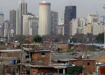 Argentina registró su tasa máxima de pobreza en octubre de 2002, cuando el índice trepó al 57.5%. - Fuente externa.