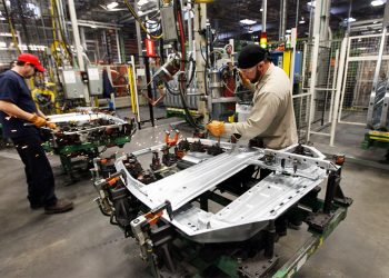 La producción en las fábricas de vehículos automotores pasó de 11.07 millones de unidades en febrero a 11.66 millones de unidades en marzo.