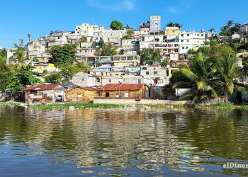 El Ozama, que divide la provincia Santo Domingo y el Distrito Nacional, está cargado demográficamente. Esta situación afecta su entorno con alto grado de contaminación. | Jairon Severino