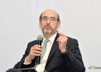 Roberto Despradel analizó la situación actual y futura de la economía, junto con otros expertos. | Lésther Álvarez