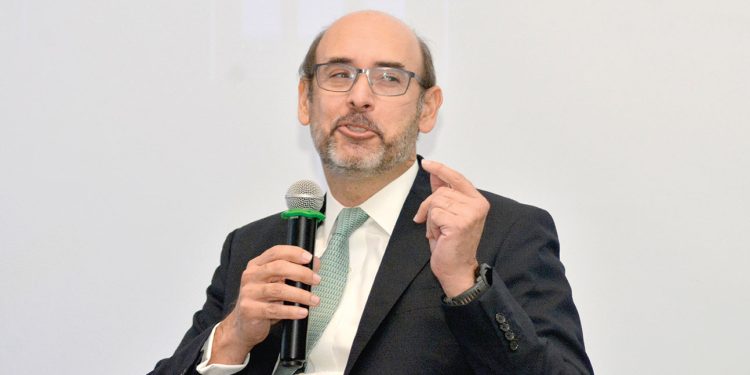 Roberto Despradel analizó la situación actual y futura de la economía, junto con otros expertos. | Lésther Álvarez