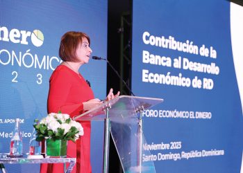 Rosanna Ruiz, presidente de la Asociación de Bancos Múltiples en el Foro Económico elDinero.