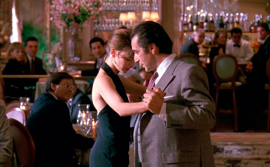 Al Pacino baila tango con Donna (Gabrielle Anwar) en una escena de “Perfume de mujer”.