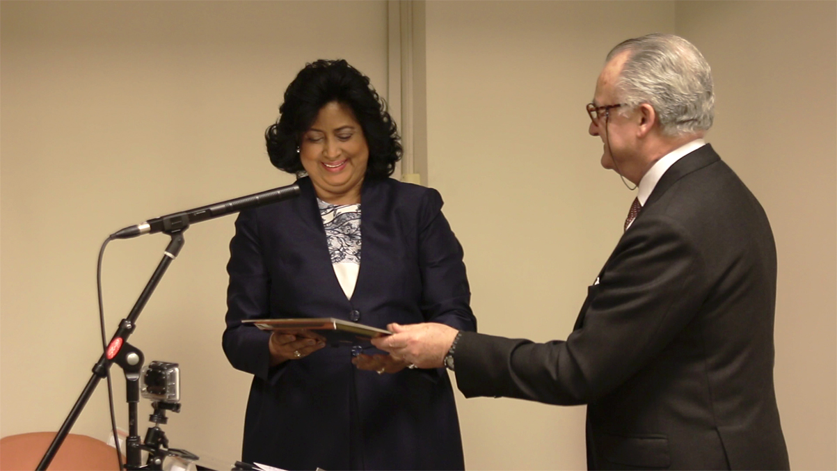 Cristina Lizardo recibe la placa de reconocimiento de manos del embajador español ante la OCDE, José Ignacio Wert