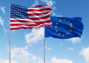 Banderas de Estados Unidos y Unión Europea, respectivamente. - Fuente externa.
