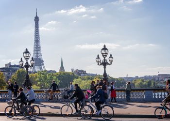 Personas montando bicicleta en París - Fuente externa.
