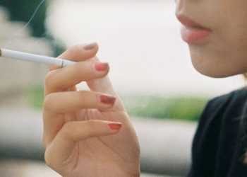 "Las tasas de consumo de tabaco entre las mujeres en Europa duplican la media global y se reducen mucho más despacio que en el resto de las regiones", advierte la OMS. - Unplash.