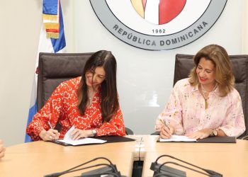 Mercedes Carmen Capellán, presidente de la Fundación Madre y Maestra, y Lynette Castillo, gerente general de Fiduciaria BHD, durante la firma del acuerdo.
