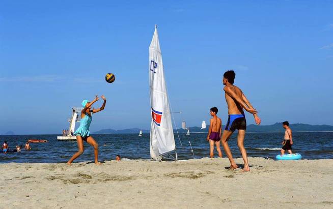 turistas disfrutan de la playa de wonsan en la costa oriental de corea del norte