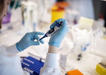Un investigador trabaja en una vacuna contra el covid-19 en el laboratorio de investigación de la Universidad de Copenhague. | Thibault Savary, AFP