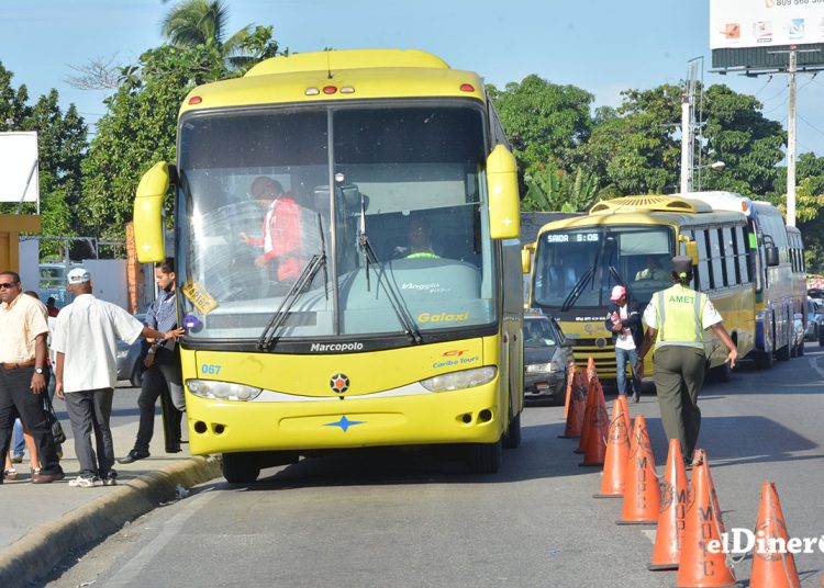 Los viajes en autobuses son una alternativa económica para hacer turismo interno. | Lésther Álvarez