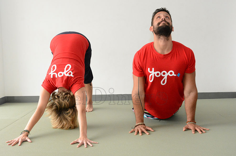 Lina Latorre y Nassim Dina durante su práctica rutinaria de yoga. | Gabriel Alcántara